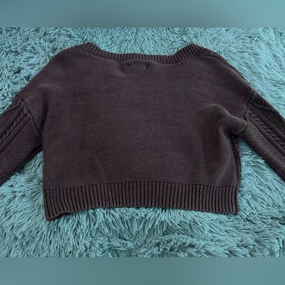 Cute cropped AERO sweater! - Picture 3 of 3